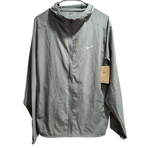 Men’s Training Windbreaker, size Large, Grayish Green‎ color. NWT